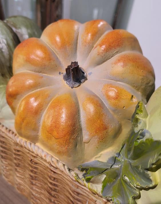 Decorazione cestino con zucche