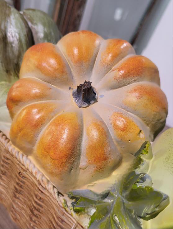 Decorazione cestino con zucche