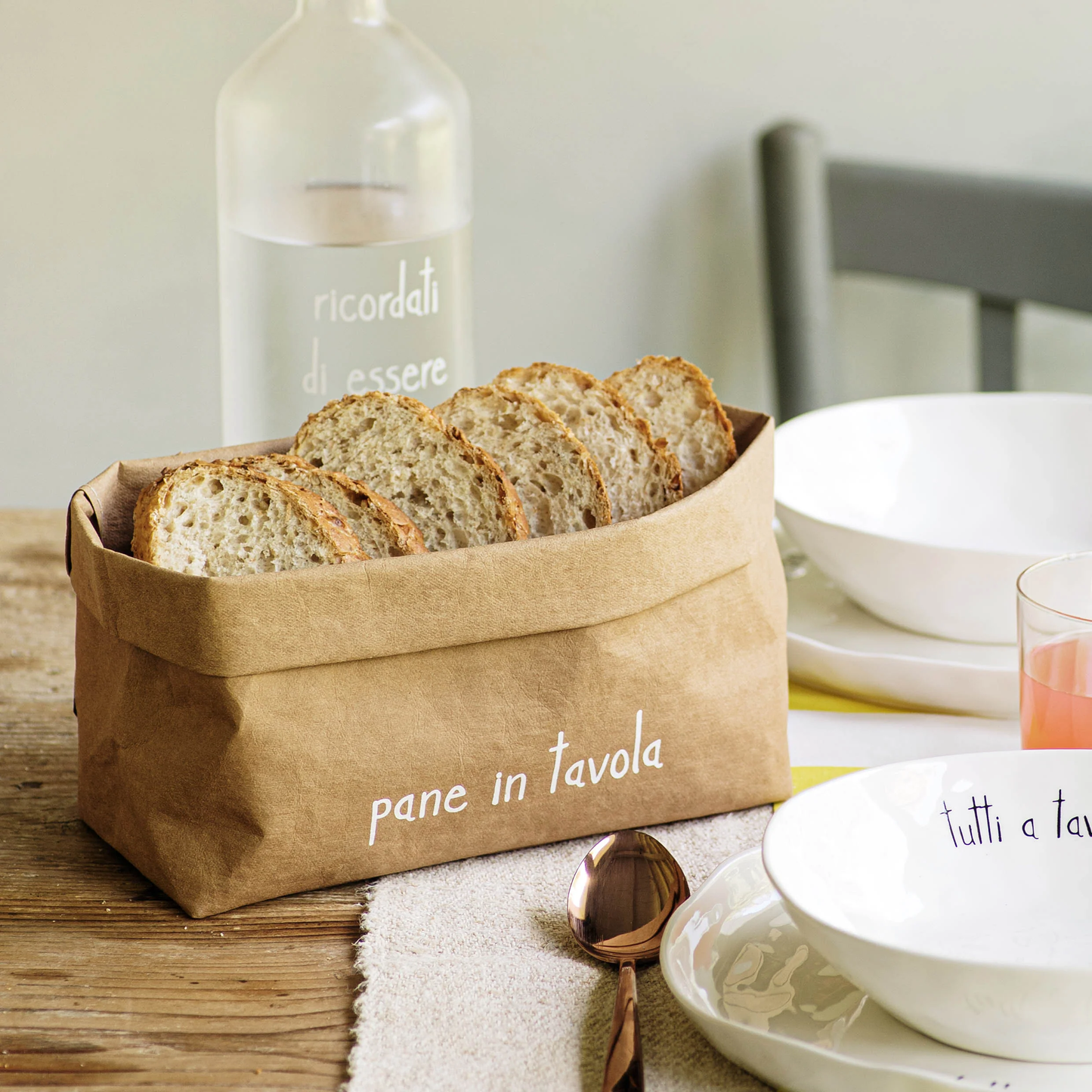 Contenitore Pane in tavola